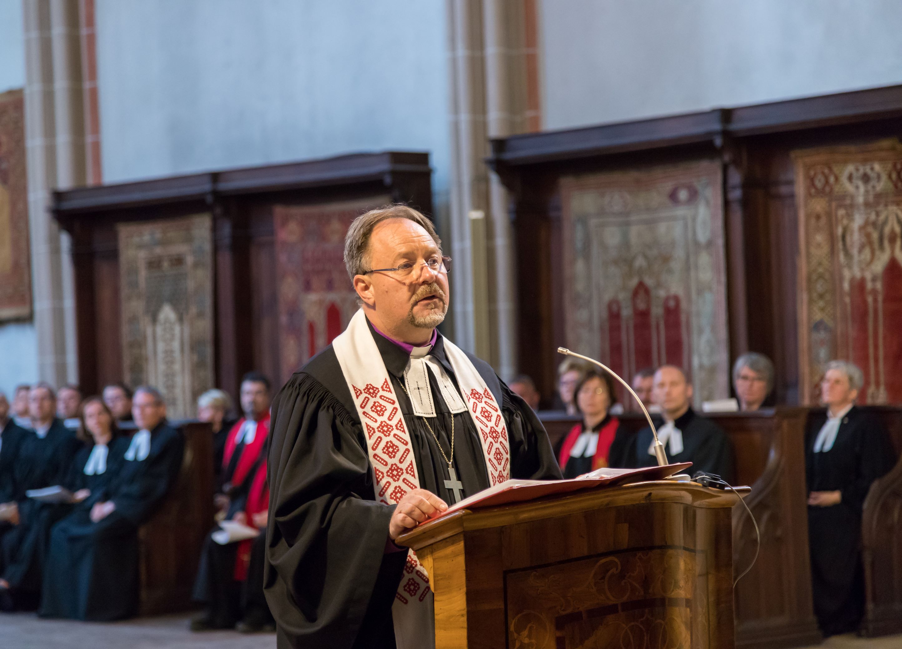 Adorjáni Dezső Zoltán püspök köszöntötte a zarándokokat a brassói Fekete templomban