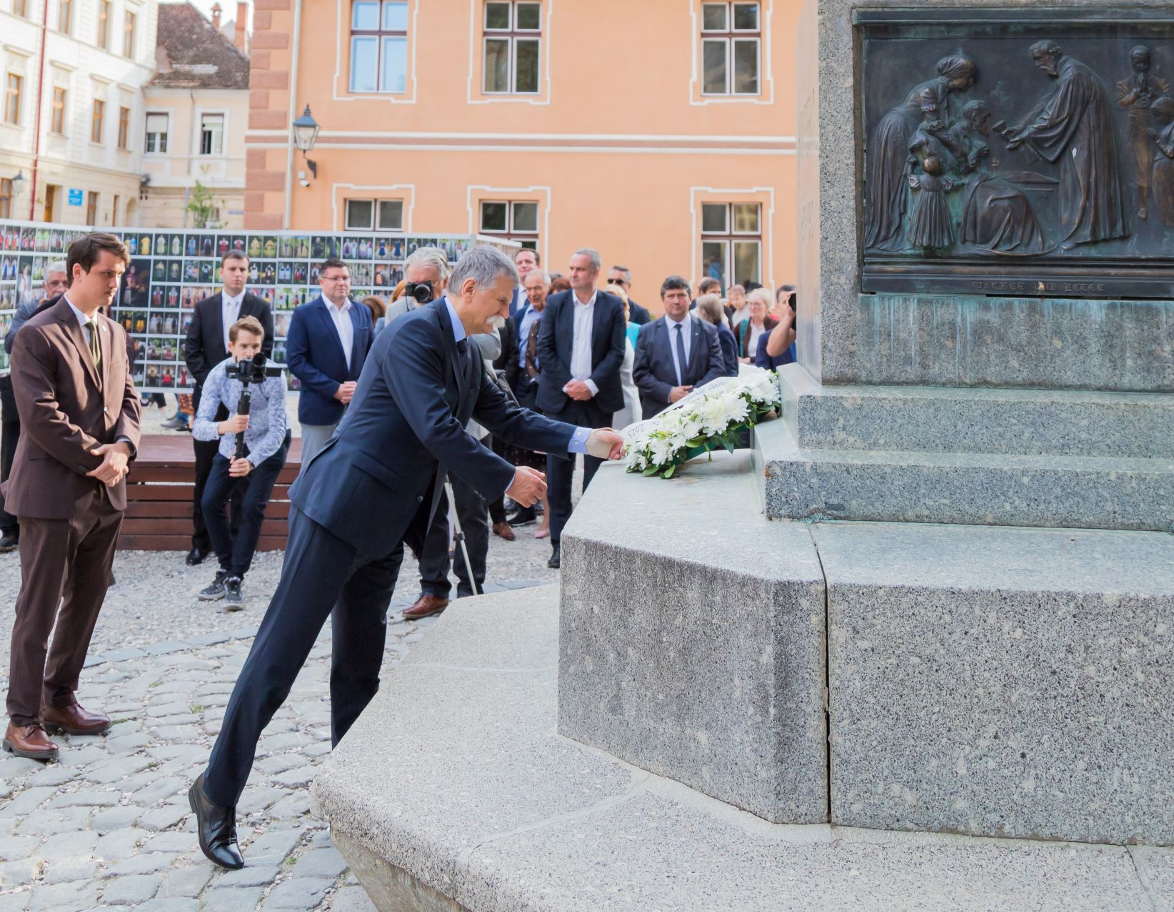 Dr. Kövér László, a Magyar Országgyűlés elnöke Johannes Honterus szobrát koronázta meg
